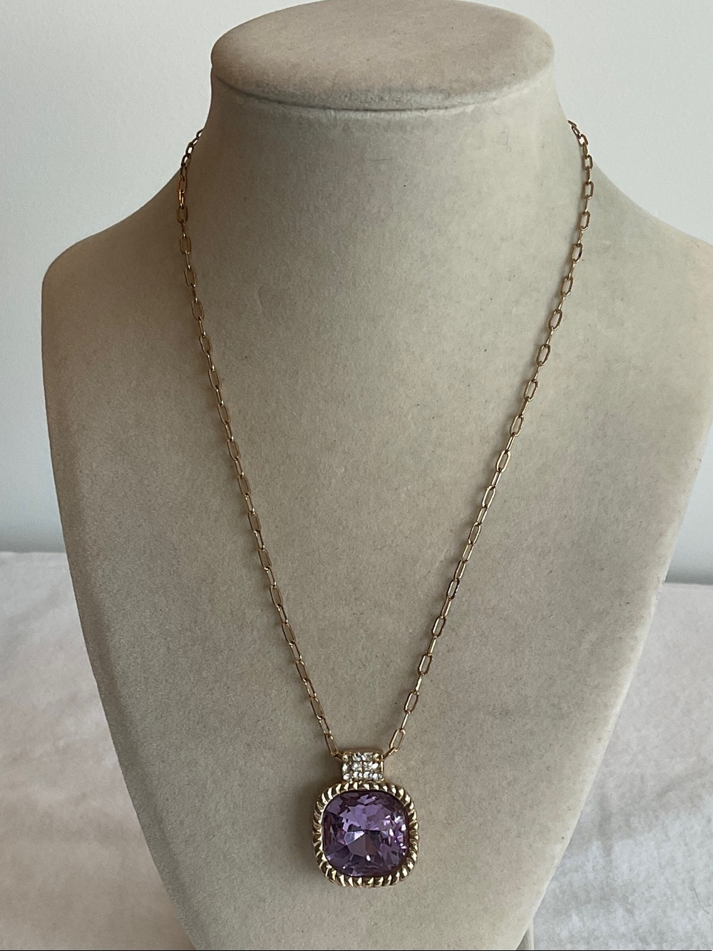 Sparkly Purple Necklace With Rhinestones